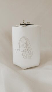 Presentear seus clientes com algo cheio de significado já é, por si só, um gesto de carinho que marca ✨

A @minimalclinicmc levou isso além: a partir de ilustrações especiais enviadas por eles, criamos uma vela para cada cliente. Todas no mesmo layout, mas com esse detalhe único em cada peça.

Um caminho diferente do habitual, com um cuidado a mais em cada etapa. E o resultado… não poderia ser outro 💛

✒️ juntos brilhamos mais!