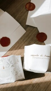 Vem ver como é feita a Cápsula do Tempo! Experiência que acompanha os pedidos de lembrancinhas fechados em abril, mês de aniversário da Compoesia 💛🕯️✨

Cada cápsula é montada à mão! As cartinhas são lacradas com cera quente, a vela é feita com o mesmo aroma que o casal escolheu para as lembrancinhas do casamento, e os papéis com o espaço onde cada um vai escrever pro outro antes do casamento.

Tudo feito com o cuidado que esse momento merece.

A condição especial acaba dia 30 de abril. Link do WhatsApp na Bio.

✒️ juntos brilhamos mais!