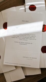 A atenção em um detalhe simples de 800 anos atrás nos permitiu trazer tanto significado para o que seria “só uma embalagem”.

Criamos esse rótulo para as nossas velas por três motivos simples:
✨ sem plástico
✨ suuper personalizável
✨ fecha com chave de ouro a experiência de receber o presente

Abrir um lacre intacto é satisfatório e dá um quentinho no coração, pela exclusividade e pelo símbolo!

Você já teve essa experiência?

✒️ juntos brilhamos mais!