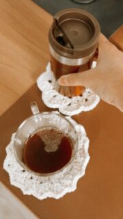 Tem uma hora do dia que a gente para. O café ainda quente, a luz entrando pela janela, a vela acesa sem motivo especial. A Compoesia nasceu desse tipo de momento, do pequeno que vale muito.

Me conta: qual é o seu momento favorito do dia? 🕯️

✒️ juntos brilhamos mais!
