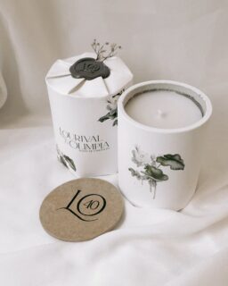 Tem aquarela que a gente não esquece nem depois que a vela acaba.

A da fachada do primeiro consultório. A do ursinho que já estava no quarto antes mesmo de ele nascer. A do lugar onde tudo começou. A do cachorrinho que aparece em todas as fotos da família. São essas histórias que chegam até a gente, e viram rótulo das velas.

Para quem está planejando com cuidado e antecedência, temos algo especial: quem fecha o pedido com mais de 6 meses de antecipação ganha um presente exclusivo da nossa parte, além de uma condição de pagamento diferente das que a gente possui. Todos os detalhes a gente conta na conversa. ✨

Casamento, aniversário, 15 anos, maternidade, abertura de negócio… se o seu evento está chegando e você quer fazer com antecedência, chama a gente agora. Link na bio para falar pelo WhatsApp.

✒️ juntos brilhamos mais!